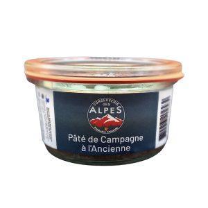 Notre pâté de campagne à l'ancienne est une recette traditionnelle, dans la pure tradition charcutière. Nous cuisinons des viandes de porc et de foie de porc avec des oignons rissolés, du vin blanc de Savoie, du sel de Guérande et un mélange d'épices. Nous utilisons uniquement de la viande de porc de qualité supérieure sans sels nitrités pour créer une texture ferme et moelleuse, et du foie de porc pour ajouter une note riche et crémeuse. Les oignons sont doucement rissolés pour leur donner une saveur douce, le vin blanc de Savoie ajoutera une touche d'acidité et de fraîcheur. Notre mélange d'épices secret donne à notre pâté une saveur riche et épicée. Notre pâté est idéal pour un apéritif convivial ou pour une entrée rustique et savoureuse. Dégustez-le sur des toasts, accompagné d'une salade ou d'autres accompagnements comme des cornichons ou des pickles de légumes