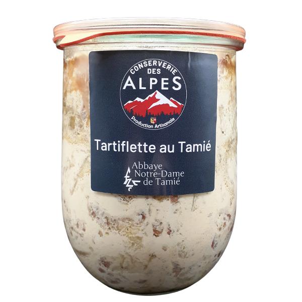 Découvrez l'authenticité et la générosité de notre Tartiflette au Fromage de Tamié, une création incontournable de notre conserverie artisanale. Plongez dans l'ambiance chaleureuse des montagnes avec ce plat emblématique de la cuisine savoyarde, préparé avec passion et des ingrédients de première qualité. Notre recette traditionnelle met en vedette de tendres pommes de terre, des lardons fumés au hêtre et une crème onctueuse, pour créer une harmonie parfaite des saveurs et des textures. Les oignons caramélisés ajoutent une note sucrée et parfumée, tandis que le sel de Guérande vient sublimer chaque bouchée. Mais le véritable trésor de notre Tartiflette réside dans le fromage de l'Abbaye de Tamié, une spécialité fromagère à la fois crémeuse et raffinée. Ce délice, issu d'un savoir-faire monastique ancestral, apporte une saveur unique à notre plat, enveloppant chaque ingrédient d'une couche fondante et délicieuse. Chaque bocal de notre Tartiflette au Fromage de Tamié est préparé avec soin, dans le respect des méthodes artisanales, pour vous offrir une expérience culinaire exceptionnelle. Chaque bouchée est un véritable voyage au cœur des Alpes, où les traditions se mêlent à la gourmandise. Polyvalente et facile à préparer, notre Tartiflette est parfaite pour toutes les occasions. Que ce soit pour un repas convivial entre amis, une soirée hivernale au coin du feu ou même pour vous faire plaisir en solo, notre Tartiflette saura réchauffer votre cœur et combler votre appétit. En choisissant notre Tartiflette au Fromage de Tamié, vous optez pour un plat savoureux et généreux, préparé avec des ingrédients de qualité et dans le respect de l'environnement. Nous nous engageons à soutenir les producteurs locaux et à perpétuer les traditions culinaires des montagnes. Découvrez dès maintenant la magie de notre Tartiflette au Fromage de Tamié et laissez-vous emporter par cette explosion de saveurs. Offrez-vous un voyage culinaire au cœur des Alpes, sans quitter votre cuisine. Commandez dès maintenant notre Tartiflette au Fromage de Tamié et savourez cette délicieuse rencontre entre la tradition savoyarde et le savoir-faire artisanal. Ajoutez une touche de convivialité et de gourmandise à votre table, et créez des moments inoubliables en partageant ce trésor culinaire avec vos proches. Ne manquez pas l'occasion de déguster notre Tartiflette au Fromage de Tamié, véritable symbole de la cuisine montagnarde. Faites de votre assiette un véritable refuge de plaisirs gustatifs et découvrez pourquoi ce plat est devenu un incontournable de notre conserverie artisanale.