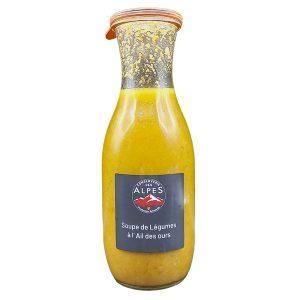 Laissez-vous enchanter par la délicatesse de notre Soupe de Légumes à l'Ail des Ours, une création exquise de notre conserverie artisanale. Plongez dans une expérience culinaire raffinée, où les légumes frais se marient harmonieusement à la saveur subtile de l'ail des ours. Notre recette, méticuleusement élaborée, célèbre la fraîcheur des pommes de terre, des poireaux, des carottes et des oignons. Ces légumes de qualité sont soigneusement sélectionnés pour vous offrir une soupe savoureuse et équilibrée. L'ail des ours, ingrédient phare de notre recette, ajoute une touche d'élégance et une note légèrement sauvage à cette création gastronomique. Chaque bocal de notre Soupe de Légumes à l'Ail des Ours est préparé avec soin, dans le respect des méthodes artisanales, pour préserver la fraîcheur des ingrédients et garantir une texture onctueuse qui caresse votre palais à chaque cuillerée. Plongez dans un tourbillon de saveurs délicates, où l'ail des ours se mêle subtilement aux légumes, créant une symphonie gustative envoûtante. Chaque cuillerée de notre soupe révèle une combinaison parfaite de douceur et de caractère, vous transportant vers un univers de goûts authentiques. Notre Soupe de Légumes à l'Ail des Ours est bien plus qu'une simple soupe : elle incarne le savoir-faire artisanal, l'amour pour les produits de qualité et le respect de l'environnement. Nous nous engageons à privilégier les ingrédients issus de l'agriculture responsable, pour vous offrir une expérience culinaire saine et durable. Polyvalente et facile à préparer, notre Soupe de Légumes à l'Ail des Ours est parfaite pour toutes les occasions. Que ce soit en entrée légère, en accompagnement d'un repas ou en plat principal réconfortant, elle saura séduire vos papilles et ravir vos convives. Découvrez dès maintenant la magie de notre Soupe de Légumes à l'Ail des Ours et laissez-vous transporter vers des horizons gustatifs inexplorés. Faites de votre assiette un véritable chef-d'œuvre culinaire en savourant cette création unique. Commandez dès maintenant notre Soupe de Légumes à l'Ail des Ours et offrez-vous un instant de pur bonheur gustatif. Ajoutez une touche de sophistication et de fraîcheur à votre table, et partagez ce trésor culinaire avec vos proches pour des moments inoubliables. Ne manquez pas l'occasion de déguster notre Soupe de Légumes à l'Ail des Ours, une véritable célébration des saveurs naturelles et des ingrédients de qualité. Faites l'expérience d'un voyage gustatif exceptionnel, directement depuis votre assiette, et découvrez pourquoi cette soupe est devenue une référence incontournable de notre conserverie artisanale.