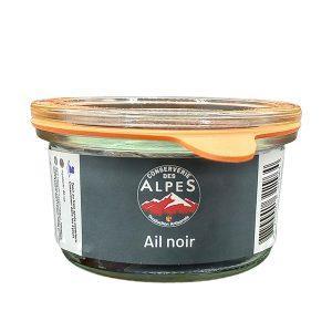 Trésor venu d’Asie, l’ail noir est un super-aliment qui est en train de connaître un grand succès en Europe. Il est obtenu à partir d’une fermentation longue, un procédé qui lui confère une saveur atypique, une composition nutritionnelle exceptionnelle et des bienfaits non négligeables pour la santé. L’ail noir est particulièrement connu pour son puissant pouvoir antioxydant qui contribue à lutter contre le vieillissement prématuré de l’organisme.